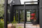 Modern svart villa med svart altandörr i aluminium