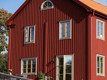 Rött modernt hus med gula fönster